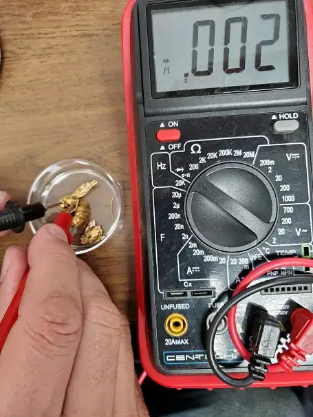 The Au has a resistivity of a few ohms across the wasp, and could be reduced further with a thicker coating and a more uniform surface