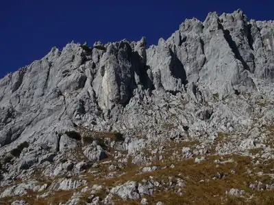 Massiger wandbildender Wettersteinkalk auf der Südseite des Wilden Kaisers (Österreich, Scheffau).