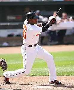 Hráč Baltimore Orioles Adam Jones se zlomenou pálkou po úderu v roce 2008.