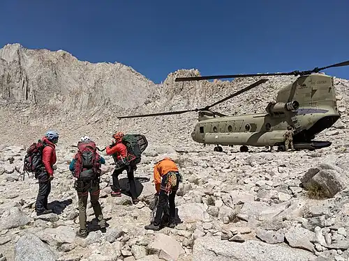 National Guard-helikopter leverer et redningshold for at redde en såret klatrer på Mount Whitney