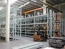 Interiér moderního skladu.