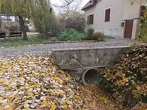 Небольшая водопропускная труба в сухой или периодически заполняемой канаве