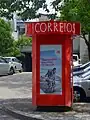 Infraestrutura com caixas de correio (na lateral direita) (incomum, apenas em grandes centros), Portugal