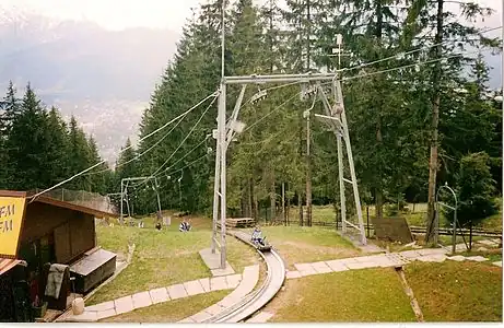 Polski: Zjazd rynnowy na Gubałówce, wraz z kawałkiem panoramy.