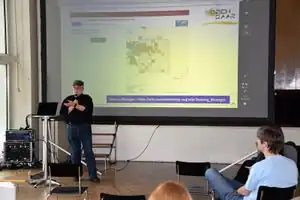 Manfred Reiter hält einen Vortrag über humanitäres Mappen und stellt einen Taskmanager vor