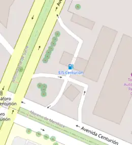 Vialidad interna de una gasolinera.