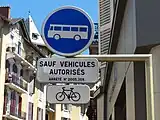 Voie réservée aux véhicules des services réguliers de transports en commun et autorisée aux cycles (B27a + M4d1)