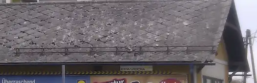 střecha pokrytá břidlicovými taškami