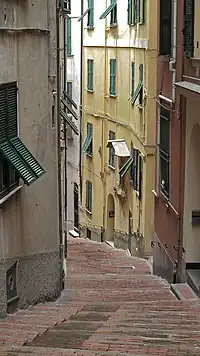 highway=steps surface=brick ramp=no wheelchair=no handrail=yes