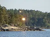 Belyst enslinje som markerar farleden över Erstan i Skärgårdshavet. Här är ljusen tillräckligt starka för att synas också dagtid.