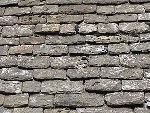 střecha pokrytá kamenem