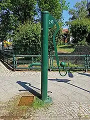 Glatte Brunnensäule ohne jede Unterteilung oder Verzierung.