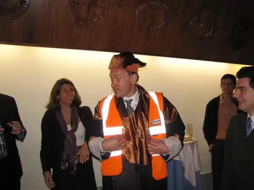 Tim Berners-Lee viene presentato con un giubbotto OSM