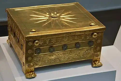 Ancient Greek rinceaux on a larnax of Philip II, 330-320 BC, gold and enamel, Museum of the Royal Tombs of Aigai, Vergina, Greece[4]