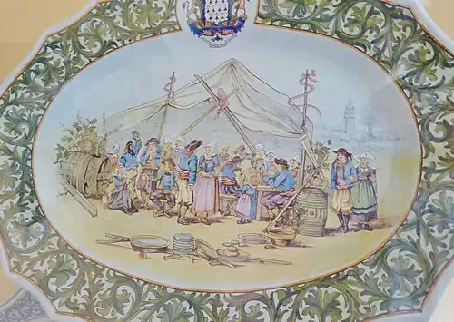Plat avec décor de noce bretonne. A plate held in the collection of the Manoir de Kerazan, foundation Astor.