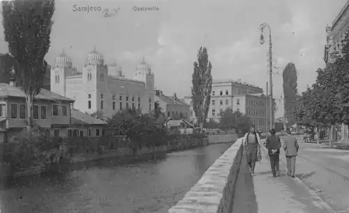 The synagogue in 1914 on the banks of the Miljacka