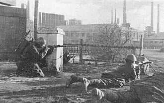 Italian soldiers street fighting in Stalino, October 1941