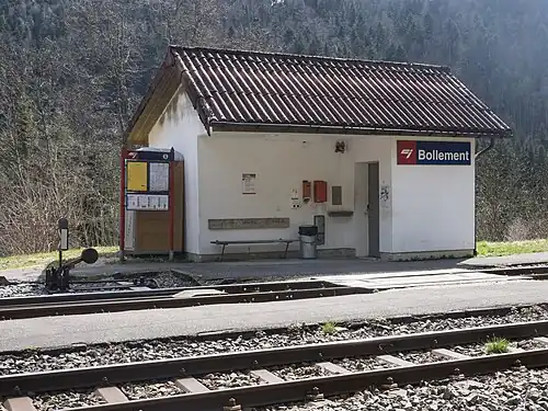 Covered shelter on side platform