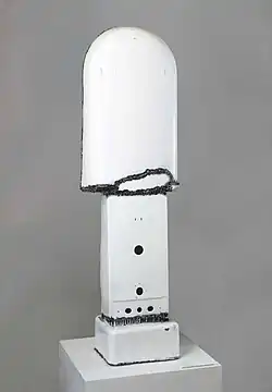 White totem (1980s), welded enamel, h. 124 cm