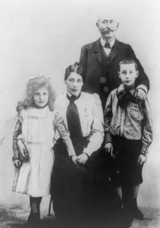 A 1905 photo of the Dreyfus family