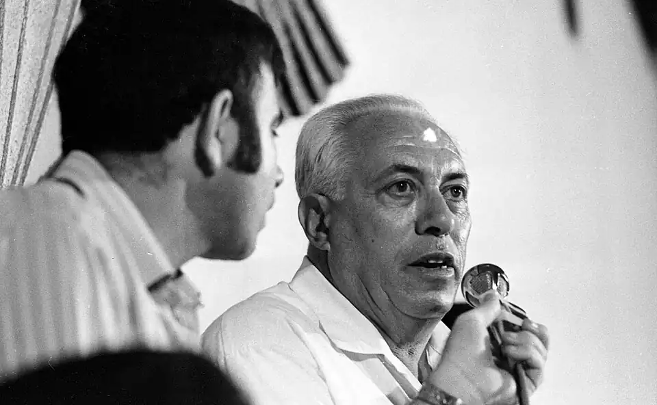 An evening with veteran paratroopers being interviewed by Shmuel Shai (FL45755995).jpg