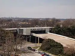 Wide, elevated walkway