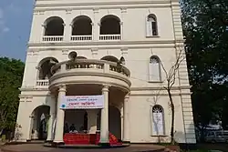 The broad semicircular carriage veranda with stairs in front of Burdwan House.