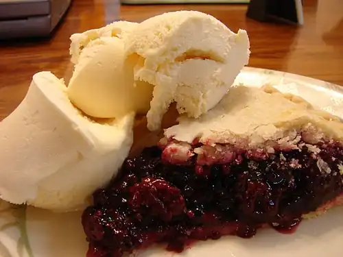 Blackberry pie with ice cream