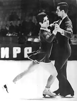 Lyudmila Pakhomova and Aleksandr Gorshkov performing on ice