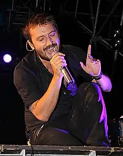 Cremonini in concert in 2009
