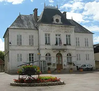 The town hall in Chichée