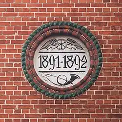 Construction date and postal emblems on the façade (2020)