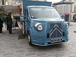 Citroën Jumper dressed as Type H by Caselani (2023). Here, a food truck version in front of Rouen station.