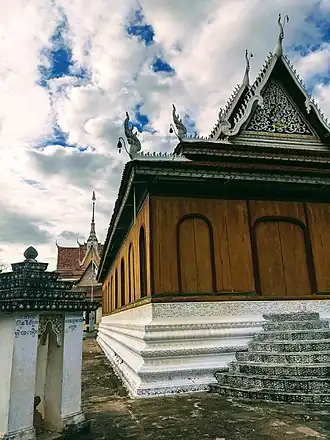As a typical feature in the time of Sisowath, convex steps led directly up to the shrine.