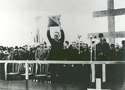 Mayor Frédéric Lafleur holds up the medal of the " Order of Liberation " alongside General de Gaulle.