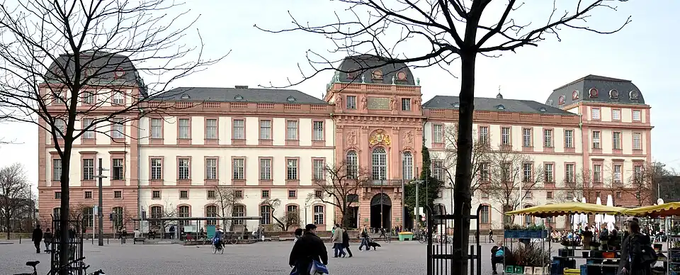 The castle and market square seen from the South, Photo: Andreas Praefcke