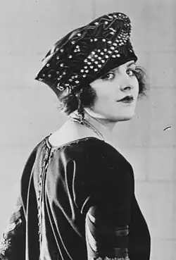 Actress Elaine Hammerstein, 1921. The forehead was usually covered in the 1920s, here by a hat reaching to the eyebrows.