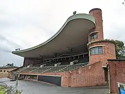 depicts the brick grandstand abutting Glenferrie oval