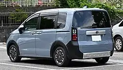 Freed Crosstar e:HEV rear view