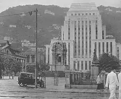 Statue Square in the 1930s, looking south toward the HSBC building in Central. The canopy of the statue is visible.