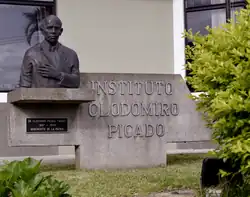 Statue of the institute's name alongside a bust of Picado
