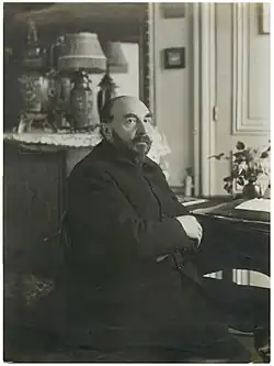 photographie en noir et blanc d'un homme assis.