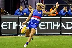 Jason Johannisen playing for the Western Bulldogs in 2017