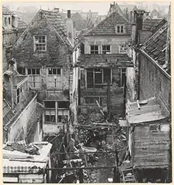 Pictured is the back of the Kromme Elleboog number 40. The street was one of the oldest streets in Dordrecht, but in the 20th century it was also a street with the poorest inhabitants. Slumlords tried to make as much money as possible without maintaining the properties. All kinds of extensions had to make even more rental space possible. This photo is from 1960. A few years later, these houses were demolished.