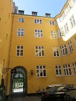 The rear side of the main wing