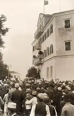 Prince Vilhelm speaking from the balcony