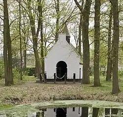 Overzicht kapel gezien vanaf de andere kant van het water - Hoogeloon