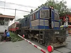 DEL 2538 hauling a Kiha 52 DMU at Santa Mesa, Maynila