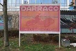 Commemorative panel with an old advertisement for the Darracq automobile brand, along the Quai Gallieni, where the Suresnes factories were mainly located.
