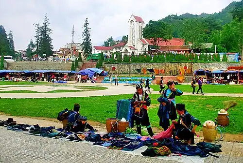 H'Mông women are selling goods